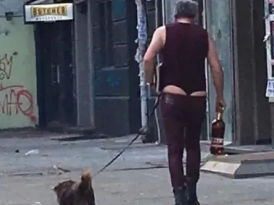 Денди не спира да се прави на интересен, тръгна с фрак и клин по улиците