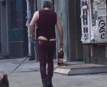 Денди не спира да се прави на интересен, тръгна с фрак и клин по улиците