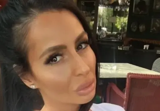 Деси Фотосесията: Плеймейтките ни са грозни и упражняват най-древната професия!