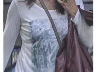 Деси Радева се разхожда сама в парка без охрана