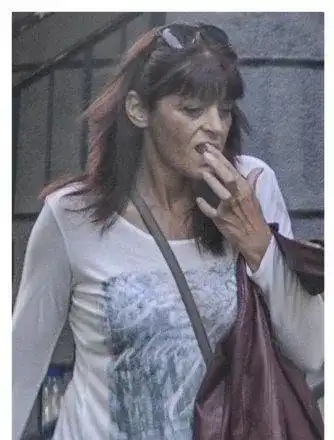 Деси Радева се разхожда сама в парка без охрана