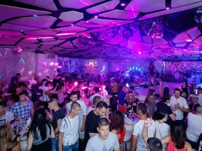 Див купон преди сватбата на Емилия (Снимки)