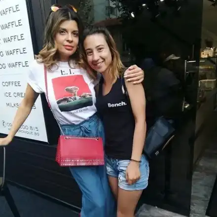 Ексклузивно в HotArena! Чалга звезда от близкото минало заразя пеенето и започна бизнес с гофрети! ( Вижте коя е)