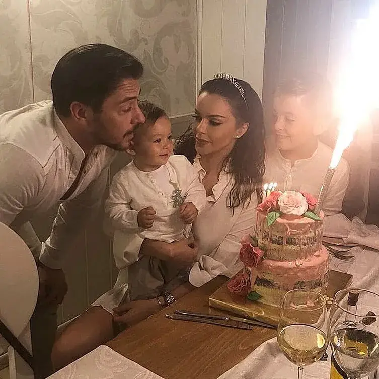 Ексклузивно в HotArena! Галена зарязва пеенето? Вижте как помага в бизнеса на мъжа си (Снимки)