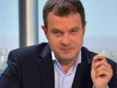 Емил Кошлуков сваля млади гаджета! БНТ шефът днес има само една любима