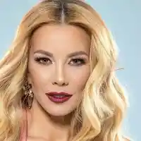 Емилия лекува депресията с грим и прическа