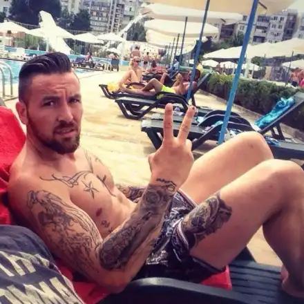 Футболист от Фермата налази моделка, тя го отряза