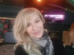 Гала развя новите си силиконови бомби, пусна се по зърна (Гореща снимка)