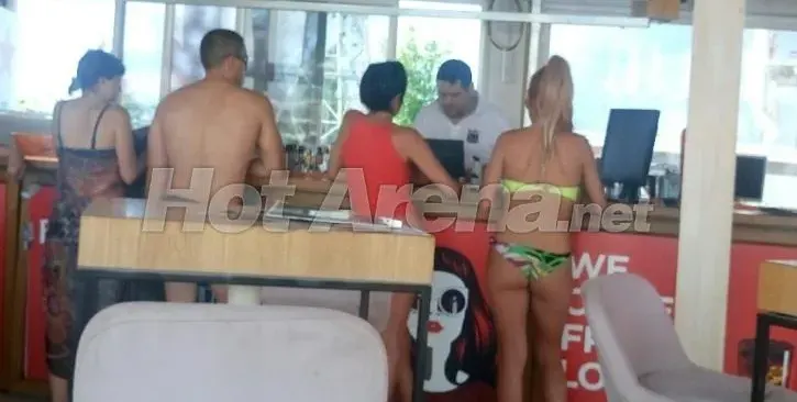 Калина Кузманова от „София ден и нощ“ се занемари! Показа отпуснато дупе и телеса на столичен басейн (Папарашки снимки)