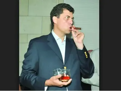 Клиент - мечта: Милен Велчев мята щедри бакшиши в бара! За 4 бири оставя 50 лева!