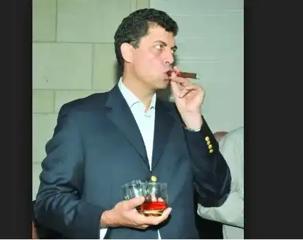 Клиент - мечта: Милен Велчев мята щедри бакшиши в бара! За 4 бири оставя 50 лева!