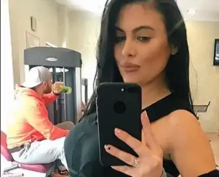 Клюкарката Лили отчаяно се мъчи да отслабне