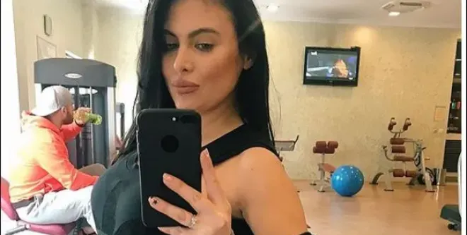 Клюкарката Лили отчаяно се мъчи да отслабне