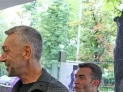 Любовна идилия: Заки с младото гадже на море, галят се нежно и се разхлаждат с бяло вино