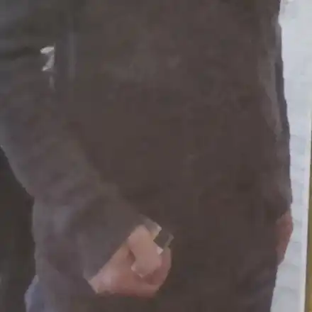 Любовникът на Заки е с 20 години по-млад от него. Държи се надменно и хладно