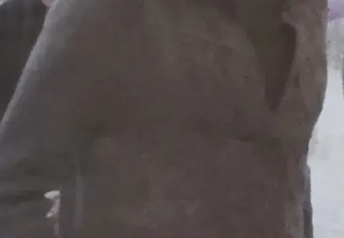 Любовникът на Заки е с 20 години по-млад от него. Държи се надменно и хладно