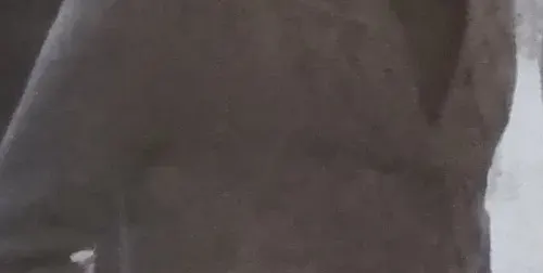 Любовникът на Заки е с 20 години по-млад от него. Държи се надменно и хладно