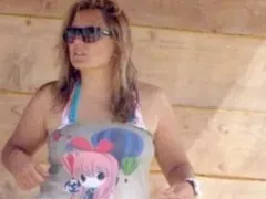 Лора Крумова е станала огромна! Бременната водеща седи на сянка с дрехи на плажа