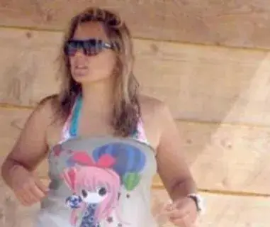 Лора Крумова е станала огромна! Бременната водеща седи на сянка с дрехи на плажа