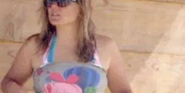 Лора Крумова е станала огромна! Бременната водеща седи на сянка с дрехи на плажа