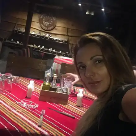 Маги Вълчанова жули ракия