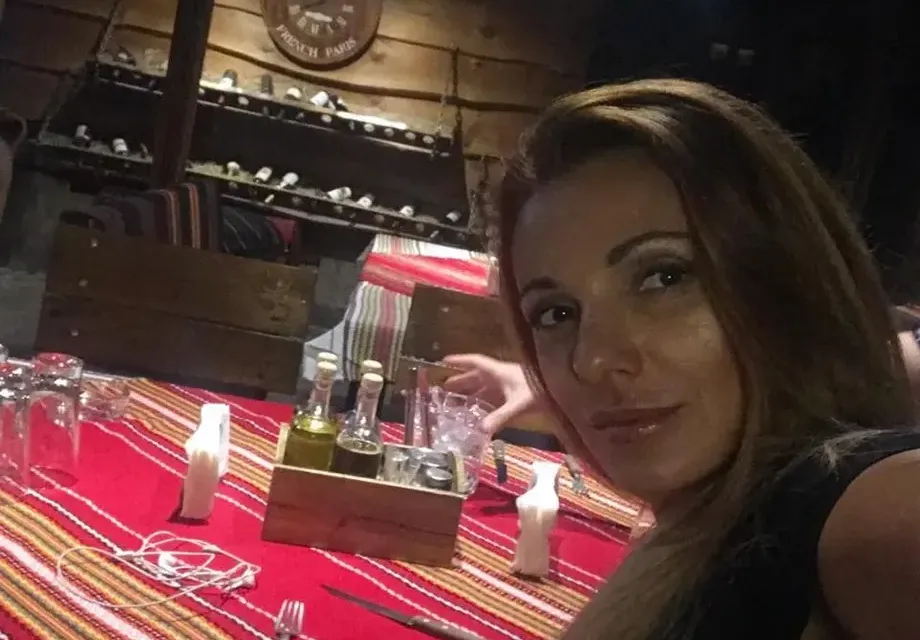 Маги Вълчанова жули ракия