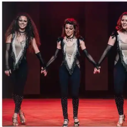 Министерша вее бедра във вихъра на салса