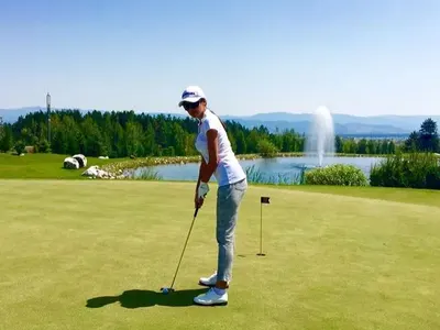 Наталия Гуркова се учи на голф