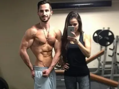 Наум Шопов-младши оформя гаджето си по свой вкус, започна с гърдите