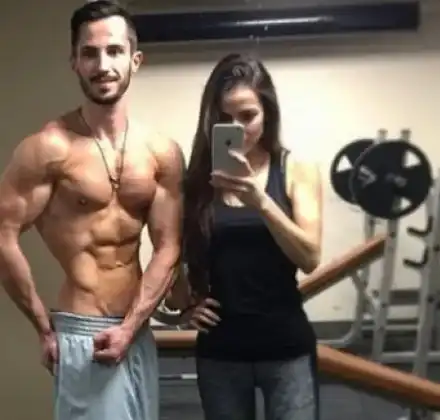 Наум Шопов-младши оформя гаджето си по свой вкус, започна с гърдите