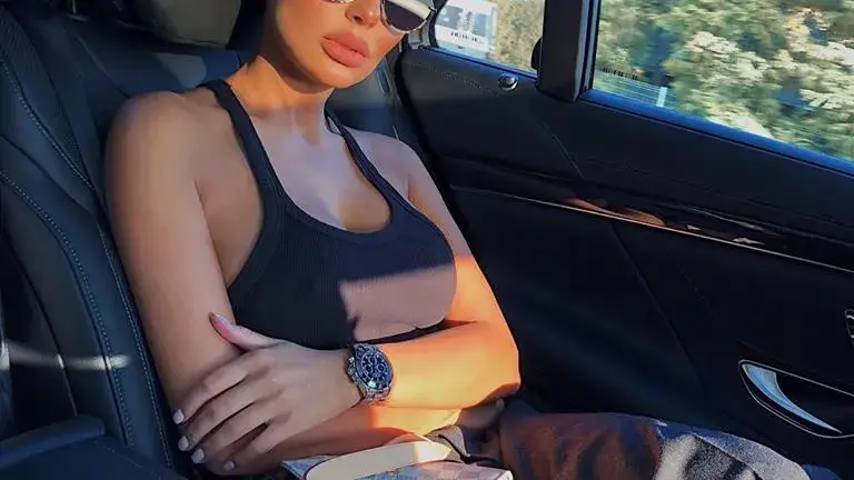 Николета се фука с маникюр за 200 лева