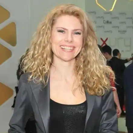 Откакто е г-жа Плевнелиева, Деси ударно започна с тунинг ремонтите! Първо пипна нослето (СНИМКА в галерията)