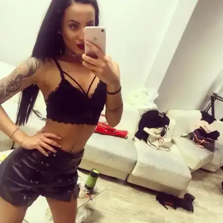 Пускат танцьорката Габи с четири обвинения, след като потроши 10 коли и счупи нос