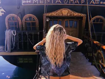 Слаба в главата,  силна МЕЖДУ краката! Тита видя, че „ВИСШОТО“ няма да го бъде и избра лесното -  показа си дупарата! Гери и Дара ряпа да ядат