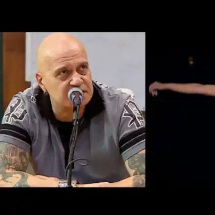 Слави се оказа маниакален любител на женските гърди! Захласва се в ефир по бюста на вокалистката си