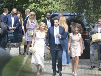 Сватбата на Емилия без парти и веселби, младоженците черпят само с пица и бира