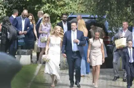 Сватбата на Емилия без парти и веселби, младоженците черпят само с пица и бира