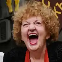 Татяна Лолова ходи с клин и яке посред лято