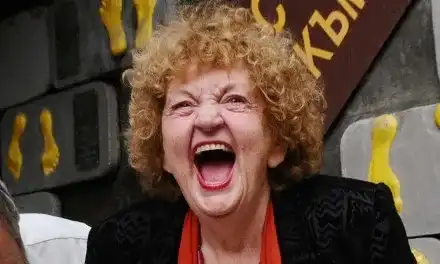 Татяна Лолова ходи с клин и яке посред лято