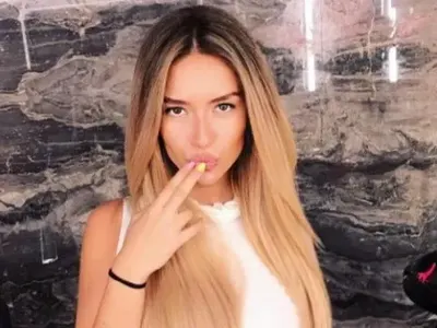 Тита аут от УНСС, а иначе се фука с отлична диплома от гимназията