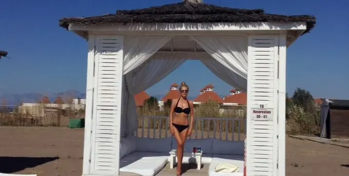 Венета Райкова сама в Турция