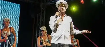 Веселин Маринов пред „Уикенд“:  Да, майка ми е болна, но това не ми пречи да ходя по купони с гаджето ми!