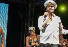 Веселин Маринов пред „Уикенд“:  Да, майка ми е болна, но това не ми пречи да ходя по купони с гаджето ми!