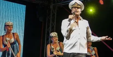 Веселин Маринов пред „Уикенд“:  Да, майка ми е болна, но това не ми пречи да ходя по купони с гаджето ми!