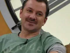 Гъмов бачкал на строеж! Изгонили го след като си залял главата с грунд