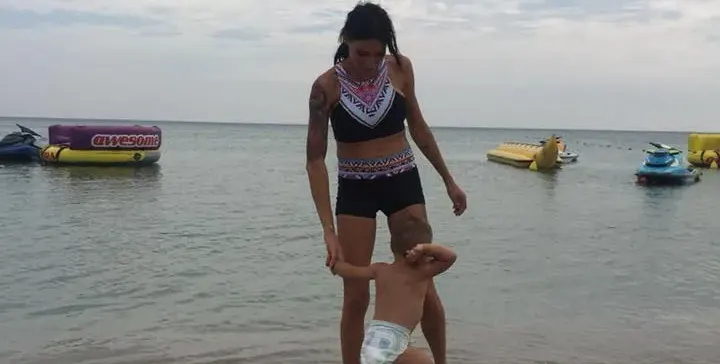 Златка с памперси на море