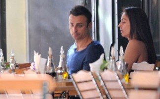 Бербатов се прозява от скука край жена си