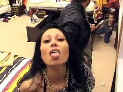 Актрисата от розови филми Анджелика блъска коли и бяга! Брадърката отнесе няколко акта, но отказа дрегер