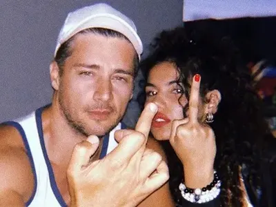 Алекс и гаджето показват средни пръсти