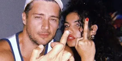 Алекс и гаджето показват средни пръсти